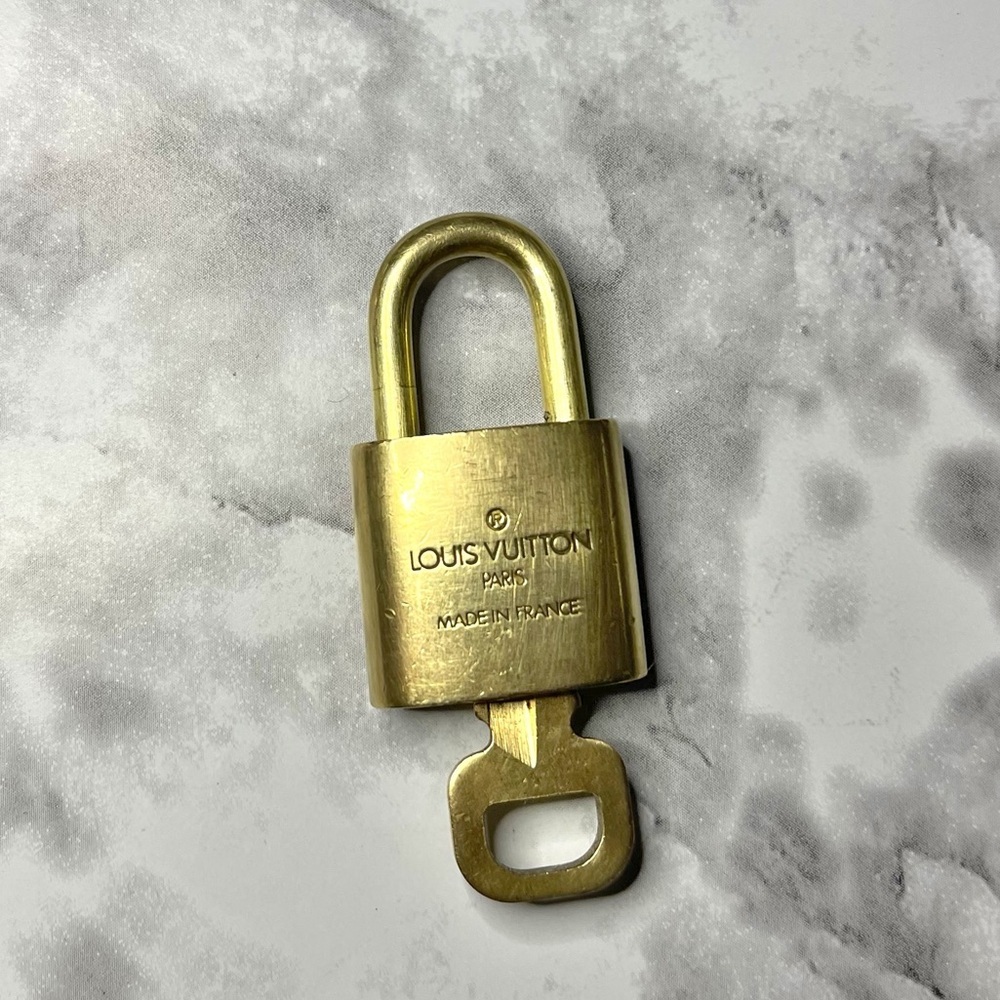 LOUIS VUITTON PadLock & Key #305 with Unbranded Gold & Black Clover Key Chain - Picture 4 of 8
